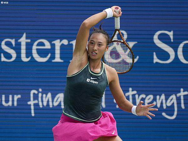 1692326235178069779.jpg zheng-qinwen-buyarkan-mimpi-venus-williams-di-cincinnati.jpg